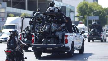 El cuerpo de Nemesio Oceguera Cervantes, alias el El Mencho, líder del Cartel Jalisco Nueva Generación (CJNG) capturado y abatido el pasado 22 de febrero en un operativo militar en ese estado (oeste de México), fue trasladado este lunes a un cementerio en el municipio de Zapopan, cerca de Guadalajara, para ser despedido. EFE/ Francisco Guasco