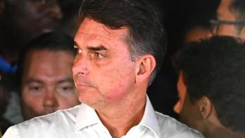 El excandidato presidencial Flavio Bolsonaro habla en una rueda de prensa en el barrio Lago Sul, en Brasilia (Brasil). EFE/ Andre Borges