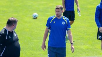 El técnico Sergej Barbarez confirmó que Edin Džeko será reservado para el debut mundialista ante Canadá.