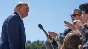 El presidente de Estados Unidos, Donald J. Trump, habla con miembros de los medios de comunicación en el Jardín Sur de la Casa Blanca antes de abordar el Marine One, en Washington, D. C., Estados Unidos, el 1 de octubre de 2026. EFE/AARON SCHWARTZ