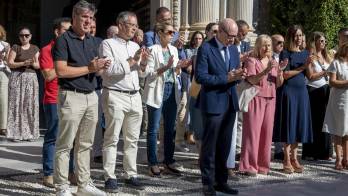 El rector de la Universidad de Granada, Pedro Mercado (c) y el resto de docentes durante el minuto de silencio celebrado este lunes por la muerte de Claudia Tacoronte Aguilera. EFE/ Miguel Angel Molina
