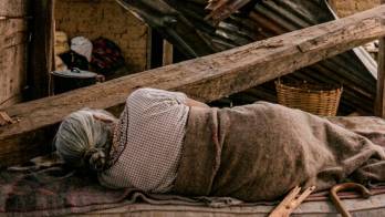 Tras el impacto, sus familiares acudieron de inmediato a socorrerla y la metieron a la casa