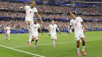 Harry Kane (i) de Inglaterra celebra un gol de penalti.
