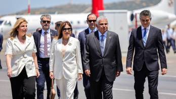 Al momento de su llegada iba acompañado de la primera dama y otros funcionarios