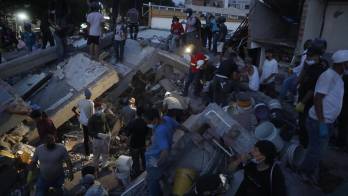 Personas trabajan en labores de rescate en una edificación colapsada por el terremoto de magnitud 7,4 que sacudió al país este lunes, en Cali (Colombia). EFE/ Ernesto Guzmán Jr.