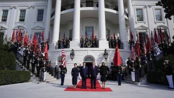 El presidente de Estados Unidos, Donald J. Trump, y la primera dama, Melania Trump, reciben al presidente de China, Xi Jinping, y a la primera dama, Peng Liyuan, en el Pórtico Sur de la Casa Blanca, en Washington.