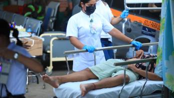 En Herrera los pacientes reciben atención médica en carpas por los daños en los hospitales.