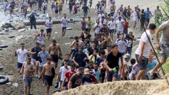 Miles de migrantes acceden al territorio español desde Marruecos a Ceuta. EFE/Reduan Dris.
