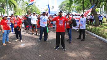 Manifestantes protestan frente a la embajada de Cuba en Panamá para exigir la liberación de los ciudadanos panameños detenidos en la isla.