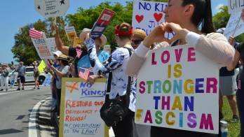 Personas se manifiestan durante la protesta 'No Kings' (No queremos reyes) este sábado, en Miami (Estados Unidos).