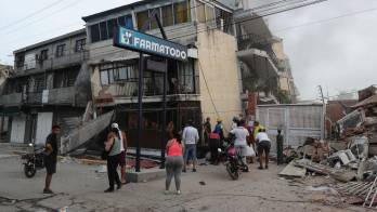 Residentes permanecen en la calle junto a varios bloques de viviendas dañados por los terremotos, en la localidad de Catia La Mar, en el estado costero de La Guaira (Venezuela) este jueves. EFE/ Ronald Pena R.