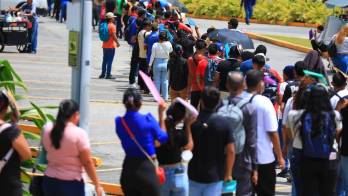 Filas interminables de jóvenes en ferias de empleo reflejan la dura realidad del desempleo juvenil.