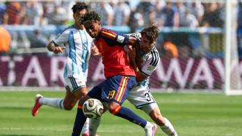 El delantero español Lamine Yamal y el defensa argentino Nicolás Tagliafico luchan por el balón durante la final del Mundial de fútbol de 2026 entre España y Argentina.
