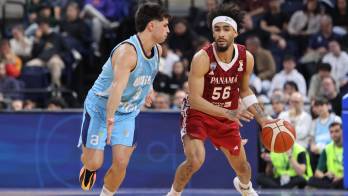 El escolta Jhivvan Jackson (d) se lesionó durante el entrenamiento del miércoles con la selección panameña.