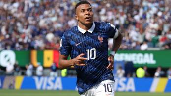Kylian Mbappe celebra sus goles.