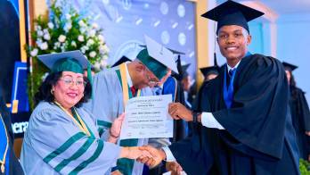 El colonense recibiendo su diploma.