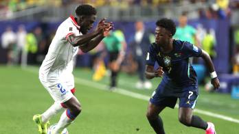 Vinícius Júnior (d) de Brasil disputa un balón con Carlens Arcus de Haití este viernes, en un partido del grupo C del Mundial de la FIFA 2026 entre Brasil y Haití, en el estadio Lincoln Financial Field en Filadelfia (Estados Unidos).