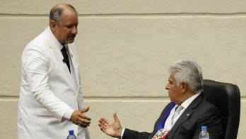 El presidente de Panamá, José Raúl Mulino (d), saluda al presidente de la Asamblea Nacional de Panamá, Jorge Herrera, durante una sesión de la Asamblea, en Ciudad de Panamá.