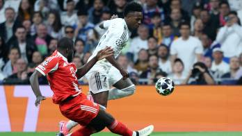 El defensa del Bayern Múnich, Dayot Upamecano intenta frenar al delantero brasileño del Real Madrid, Vinicius Junior durante el partido de ida disputado el pasado 7 de abril en el estadio Santiago Bernabeu.
