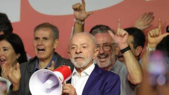 El presidente de Brasil y candidato a la reelección, Luiz Inácio Lula da Silva, pronuncia un discurso luego de conocer los resultados oficiales de los comicios. EFE/ Sebastiao Moreira