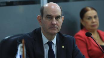 El ministro de Economía y Finanzas, Felipe Chapman, entregó a la Comisión de Presupuesto la versión modificada del Proyecto de Ley 644.