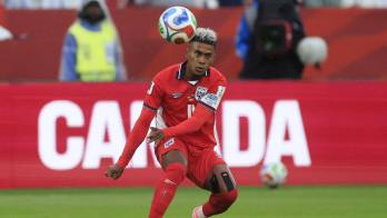 Édgar Yoel Barcenas de Panamá controla el balón.