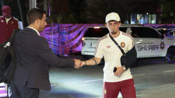 El jefe de los Servicios Médicos de la Real Federación Española de Fútbol, Claudio Vázquez Colomo (i), conversa con jugadores a su llegada al hotel de Chattanooga, tras el partido de anoche en Gadalajara (México) contra Uruguay.
