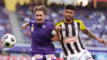 El defensor panameño Andrés Andrade (derecha) disputa el balón durante la victoria del LASK sobre Austria Viena.