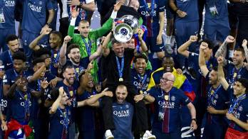 El entrenador del PSG Luis Enrique levanta la Copa tras la final de la Liga de Campeones UEFA.