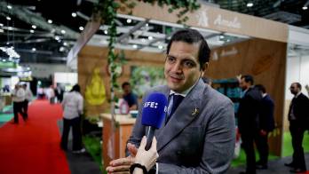 Jose Antonio Hidalgo, presidente ejecutivo AEBE y coordinador cluster bananero y platanero de Ecuador, momentos antes de participar este martes en la mesa Más allá de la fruta: el impacto social y medioambiental del banano ecuatoriano en el mundo durante la primera jornada de la feria Fruit Attraction, en las instalaciones de IFEMA, en Madrid. EFE/David Fernández