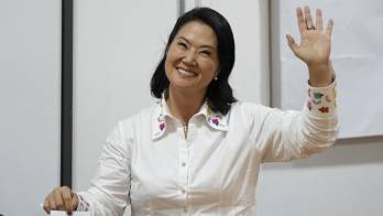 La candidata a la Presidencia de Perú por el partido Fuerza Popular, Keiko Fujimori, vota este domingo, durante la segunda vuelta de las elecciones presidenciales, en el distrito de San Borja en Lima (Perú) EFE/ John Reyes