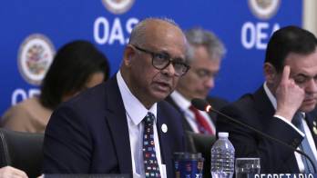 El secretario general de la Organización de los Estados Americanos (OEA), Albert Ramdin, habla en la trigésima primera reunión de consulta de Ministros de Relaciones Exteriores celebrada este viernes, en Washington (EE.UU.). EFE/ Lenin Nolly