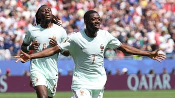 El extremo francés Ousmane Dembele celebró su primer triplete mundialista y se acercó a Lionel Messi en la lucha por la Bota de Oro.