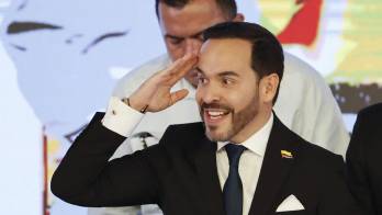 El ultraderechista Abelardo de la Espriella reacciona durante la entrega del Consejo Nacional Electoral (CNE) de su credencial como presidente electo de Colombia tras ganar la segunda vuelta de las elecciones, este Jueves, en Bogotá (Colombia). EFE/ Mauricio Dueñas Castañeda