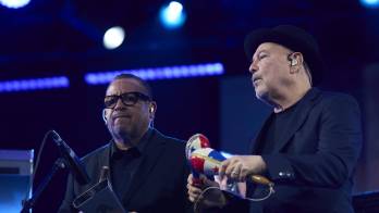 El cantante panameño Rubén Blades acompañado por la orquesta de Roberto Delgado durante su actuación este viernes en el Festival de Jazz de Vitoria-Gasteiz que se celebra en la capital alavesa.