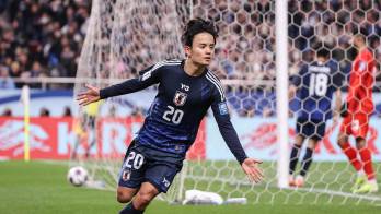 Takefusa Kubo celebra un gol durante un partido de clasificación asiática para la Copa Mundial de 2026.