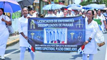 El personal de salud realizó ayer una marcha para exigir oportunidades laborales.