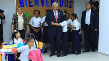 El presidente José Raúl Mulino recorrió las aulas y compartió con los estudiantes, quienes le mostraron de cerca su entusiasmo por la nueva escuela.