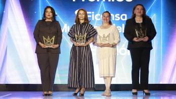 Jhallim Medina Bueso (i), Nayeli Orquídea Moreno (c-i), Evelyn Tabora (c-d) y Miriam Kafie posan al ganar la quinta edición del premio Mujeres Adelante este jueves, en Tegucigalpa, (Honduras). EFE/ Gustavo Amador