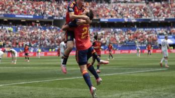 Mikel Oyarzabal celebra su anotación.