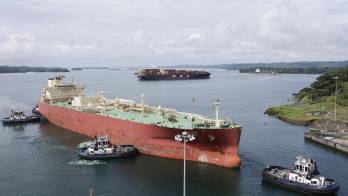 Fotografía que muestra el buque que pagó el récord de 5,3 millones de dólares en una subasta para cruzar el Canal de Panamá, este martes en las esclusas de Agua Clara del Canal de Panamá, en Colón (Panamá). EFE/ Bienvenido Velasco