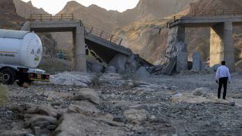 Puente dañado por un ataque estadounidense en la carretera entre Roudan y Bandar Abbas, sur de Irán.