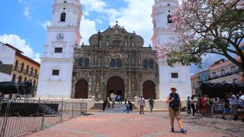 Los jueves es una tradición católica visitar siete iglesias.