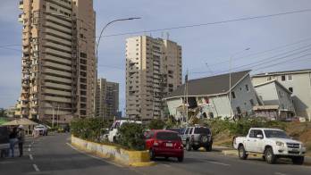 Fotografía que muestra edificios afectados por terremotos este miércoles, en Catia La Mar (Venezuela). EFE/ Miguel Gutiérrez