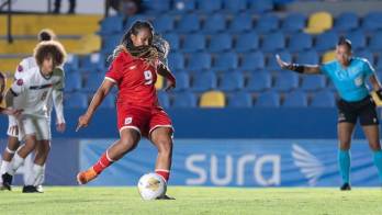 Fútbol: Las chicas cumplen la primera misión