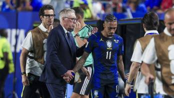 El jugador del Barcelona, Raphinha, sintió molestias durante el partido ante Haití y tuvo que abandonar el campo antes del descanso, encendiendo las alarmas en la selección brasileña.