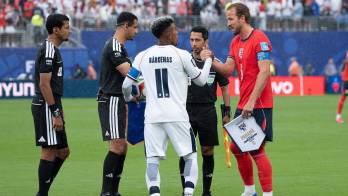 Édgar Yoel Bárcenas hablando con Harry Kane de Inglaterra.