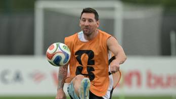 Lionel Scaloni confirmó que Messi iniciará en el banquillo en el duelo frente a Jordania, aunque no descartó su ingreso durante el encuentro.
