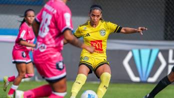 Emily Cedeño jugando con el CD Origen.