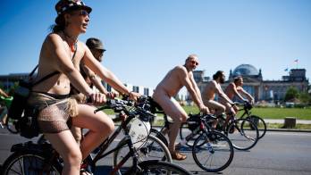 Cerca de 500 ciclistas -según cifras de la policía- recorrieron desnudos este domingo las calles de Berlín en una manifestación para promover el nudismo y sus valores. EFE/EPA/Clemens Bilan ATENCIÓN: NUDISMO